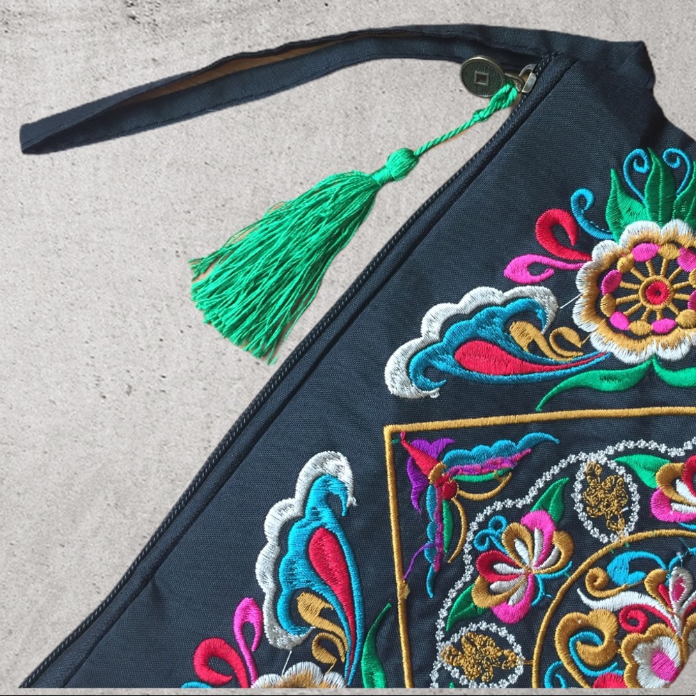 🏆HOST
PICK🏆NEW Embroidered Clutch - Picture 3 of 5